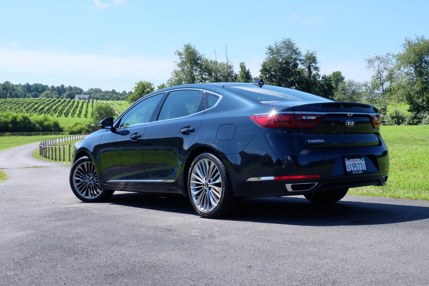 2017 Kia Cadenza rear quarter