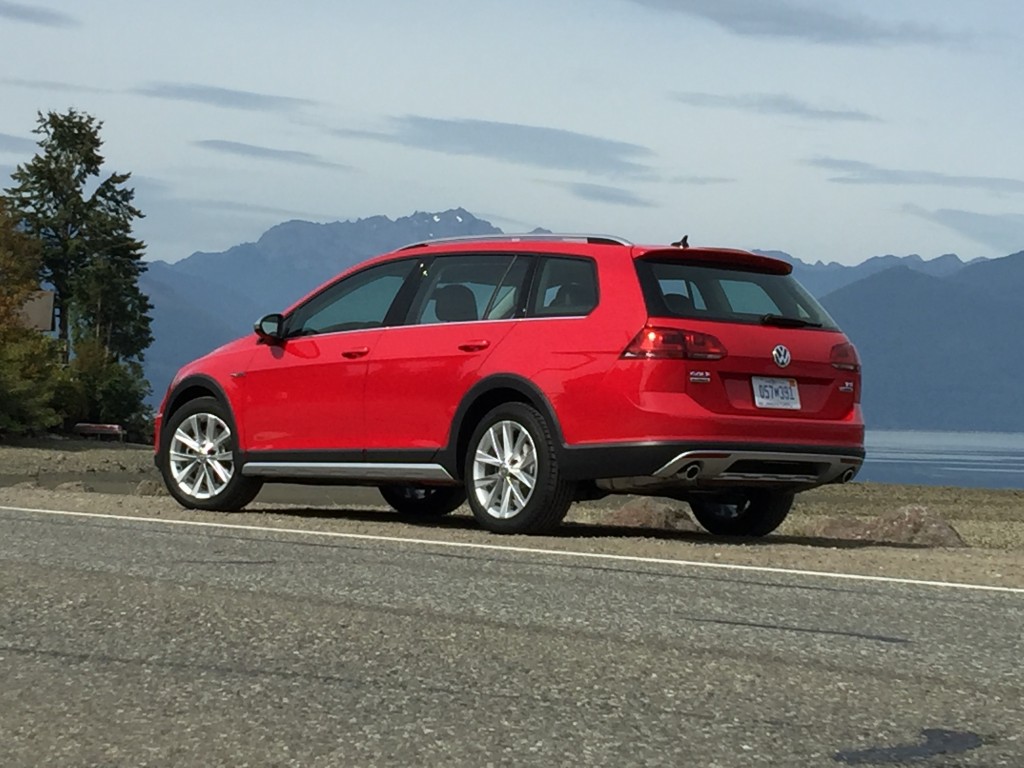 The first-ever AWD Golf wagon for the U.S. market can hold 30.4 cu. ft. of gear, or 66.5 cu. ft. with rear seats folded down. It also has a convenient pass-through for skis. 